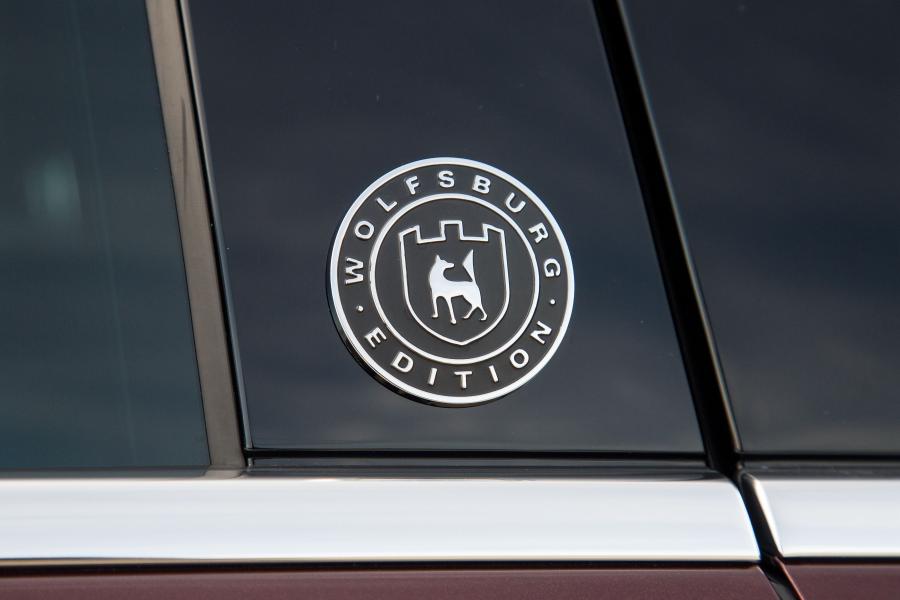 Логотип Volkswagen Touareg V6 FSI Wolfsburg Edition 2016 года  (NA) (фото 7 из 11)